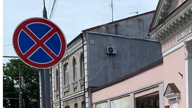 Нові дорожні знаки встановили у Луцьку на вулиці Богдана Хмельницького