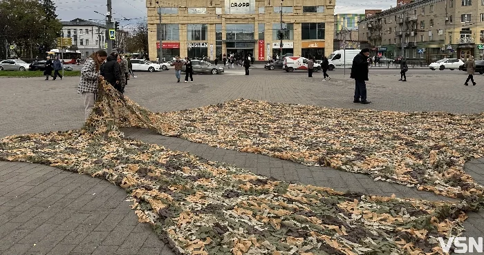 Долучитися до плетіння маскувальних сіток можна у центрі Луцька