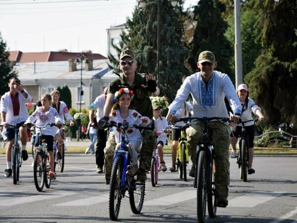 До велопробігу у вишиванках долучилися у Луцьку прикордонники