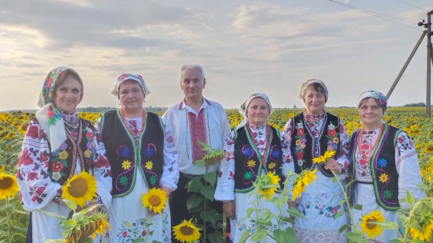 На Волині концертує селами і збирає гроші для армії ансамбль із 93-річним артистом 