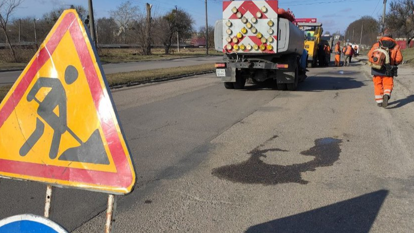 Аварійний ямковий ремонт доріг розпочали у Луцьку