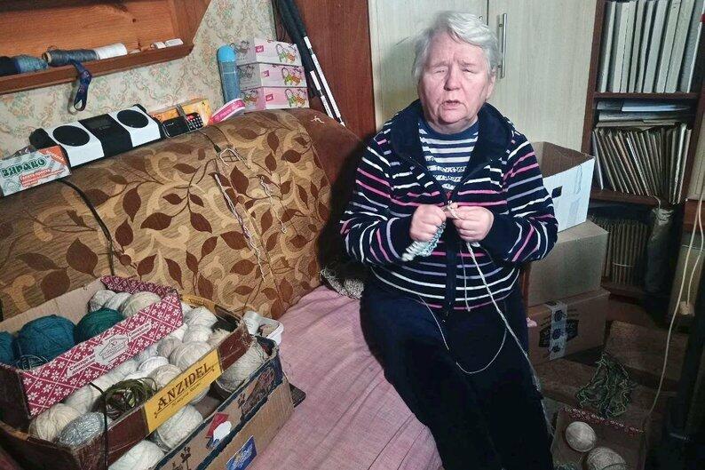 Більше трьох тисяч робочих рукавиць сплела для волинських бійців незряча волонтерка з Луцька