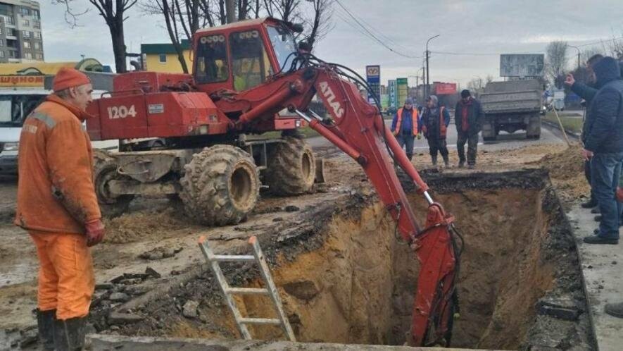 Каналізаційну трубу латають у Луцьку на Карпенка-Карого