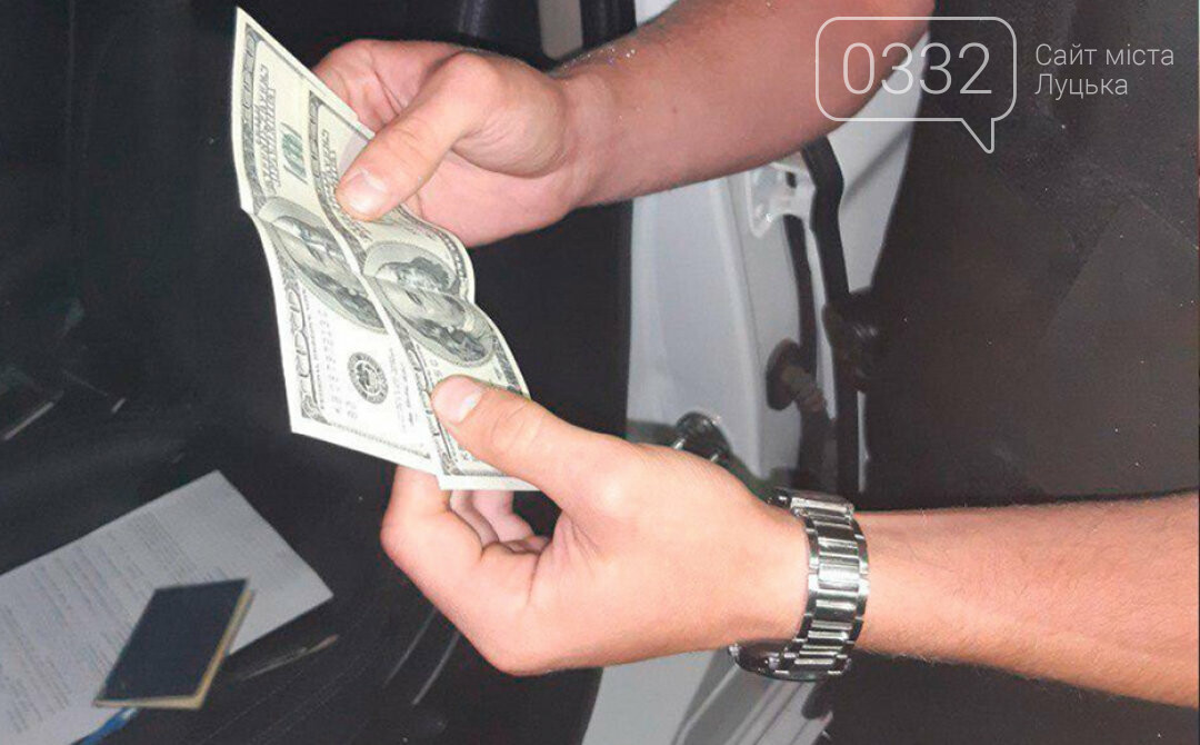 У КОВЕЛІ П’ЯНИЙ ВОДІЙ MERCEDES ХОТІВ ВІДКУПИТИСЯ ВІД ПОЛІЦЕЙСЬКИХ ЗА 200 ДОЛАРІВ, фото-1