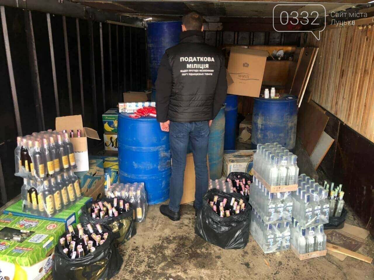 У Луцьку в гаражі зберігали фальсифікат, який постачали в магазини, фото-1