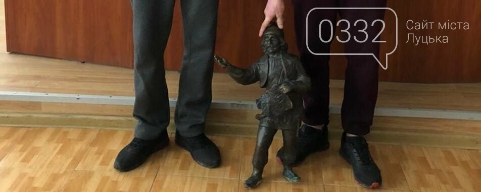 У Луцьку знайшли поцуплену скульптуру кликуна та двох крадіїв, фото-1