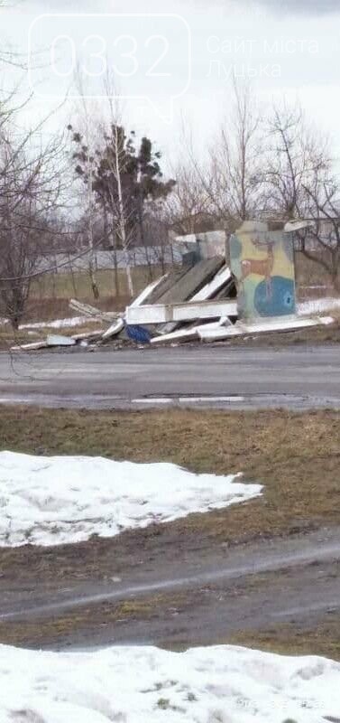 На Волині водій за кермом авто вщент розніс бетонну зупинку., фото-1