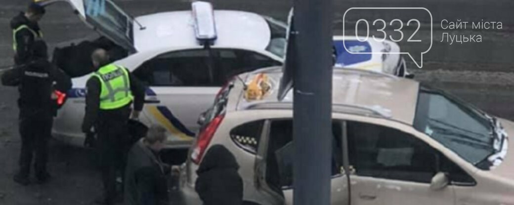 У Луцьку службове авто патрульних в'їхало у таксі, фото-1