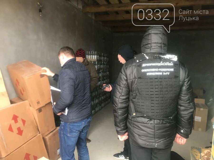 Прикордонники Луцького загону зупинили бус, вщент запакований контрафактом, фото-5