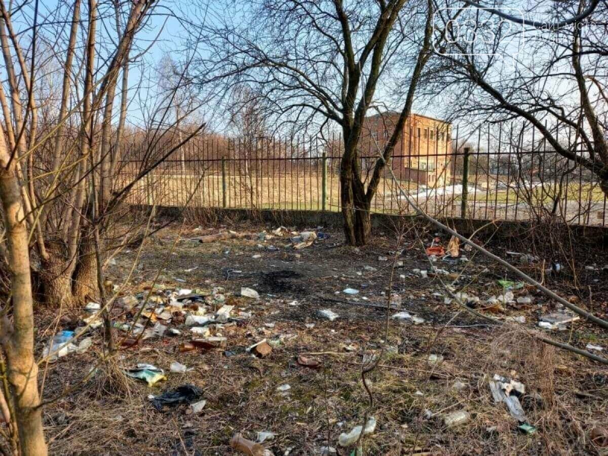 У Луцьку біля стадіону - шприци, пляшки та чагарники, фото-2