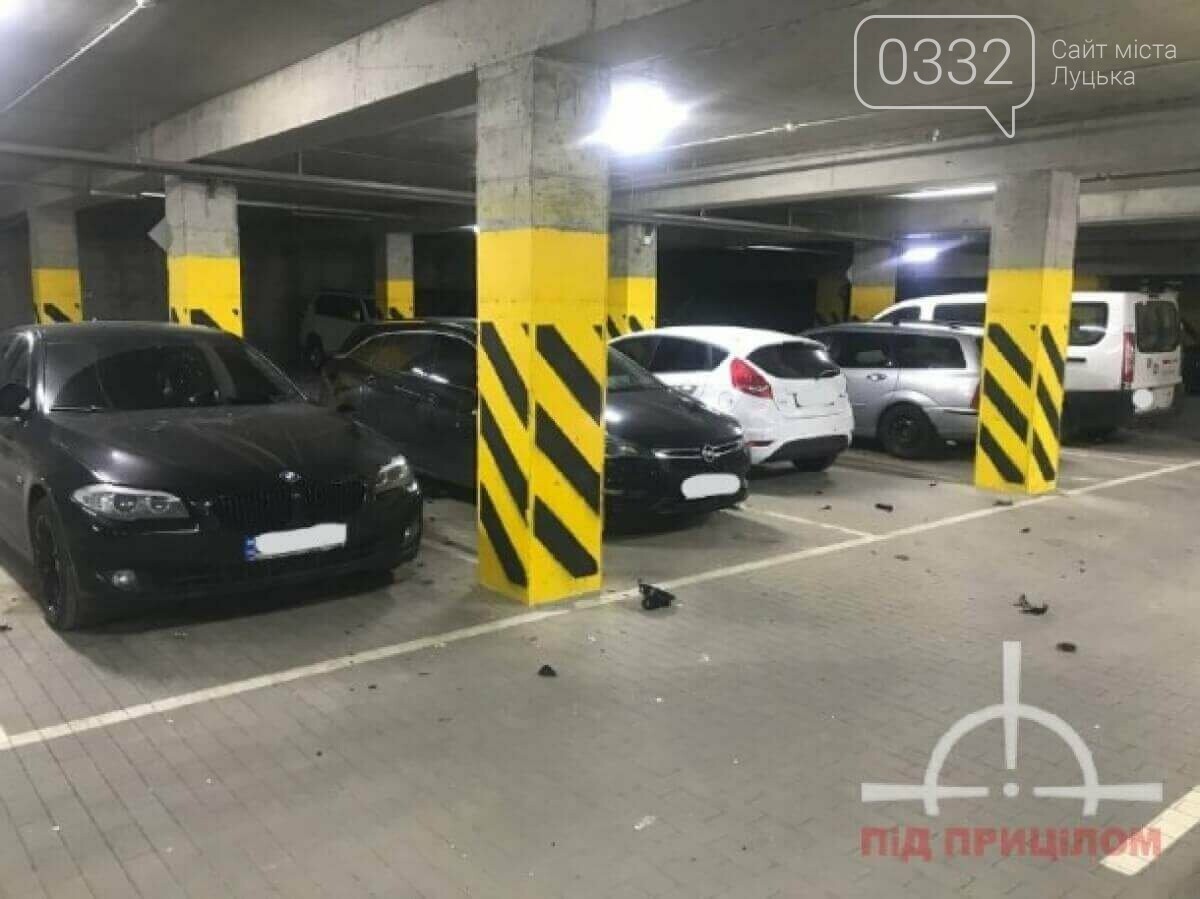 У луцькій новобудові вандал потрощив автівки: порушника забрала поліція, фото-2