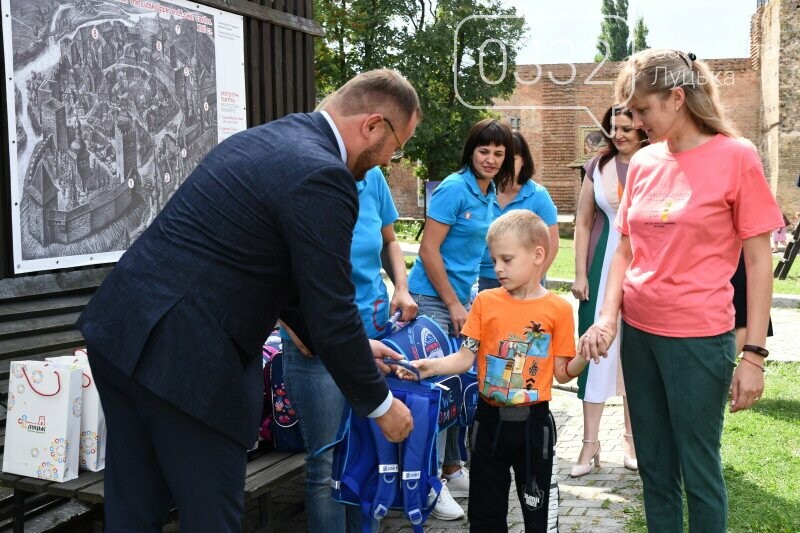 СКОРО ДО ШКОЛИ: У ЛУЦЬКУ ОРГАНІЗУВАЛИ БЛАГОДІЙНУ АКЦІЮ ДЛЯ ДІТЕЙ, фото-11