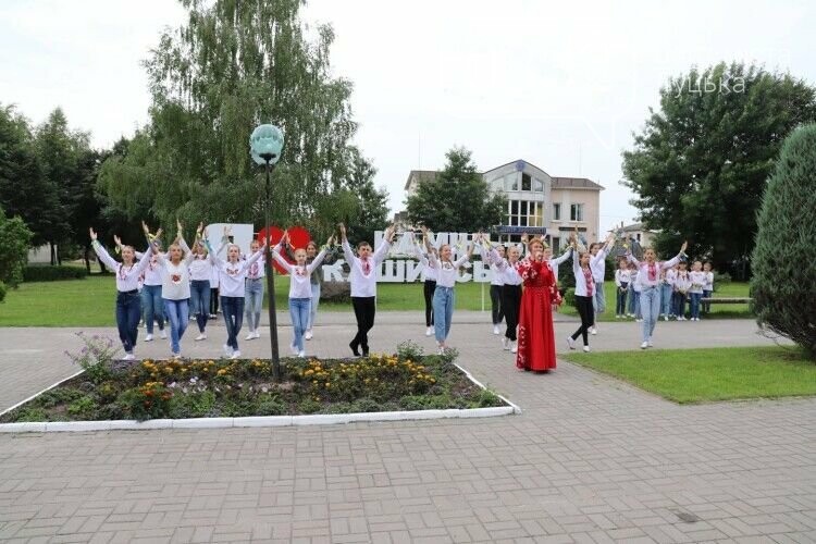 Мама Героя і випускниця-розумниця підняли прапор України у місті на Волині, фото-5