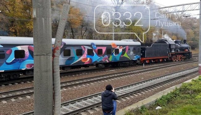 Лучанин намалював графіті на вагоні поїзда, який курсує Україною