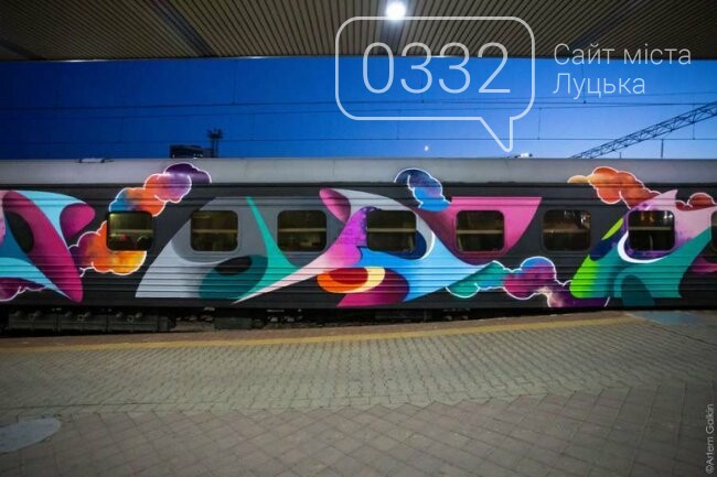 Лучанин намалював графіті на вагоні поїзда, який курсує Україною