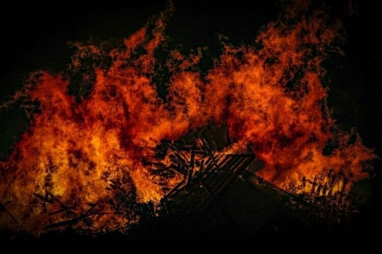 У селищі на Волині через замикання електромережі горів автомобіль