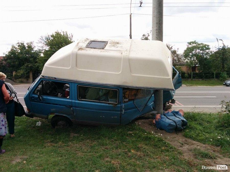Випив - за кермо не сідай: біля Струмівки вантажівка зім'я..., фото-2 Випив - за кермо не сідай: біля Струмівки вантажівка зім'яла мікроавтобус , фото-2