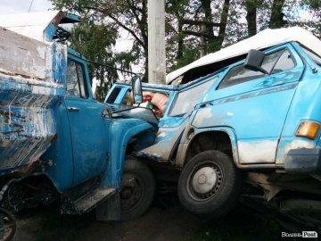 Випив - за кермо не сідай: біля Струмівки вантажівка зім'я..., фото-1 Випив - за кермо не сідай: біля Струмівки вантажівка зім'яла мікроавтобус , фото-1