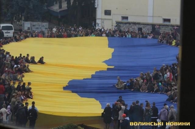 В Луцьку розгорнули найбільший у світі прапор , фото-1 В Луцьку розгорнули найбільший у світі прапор , фото-1