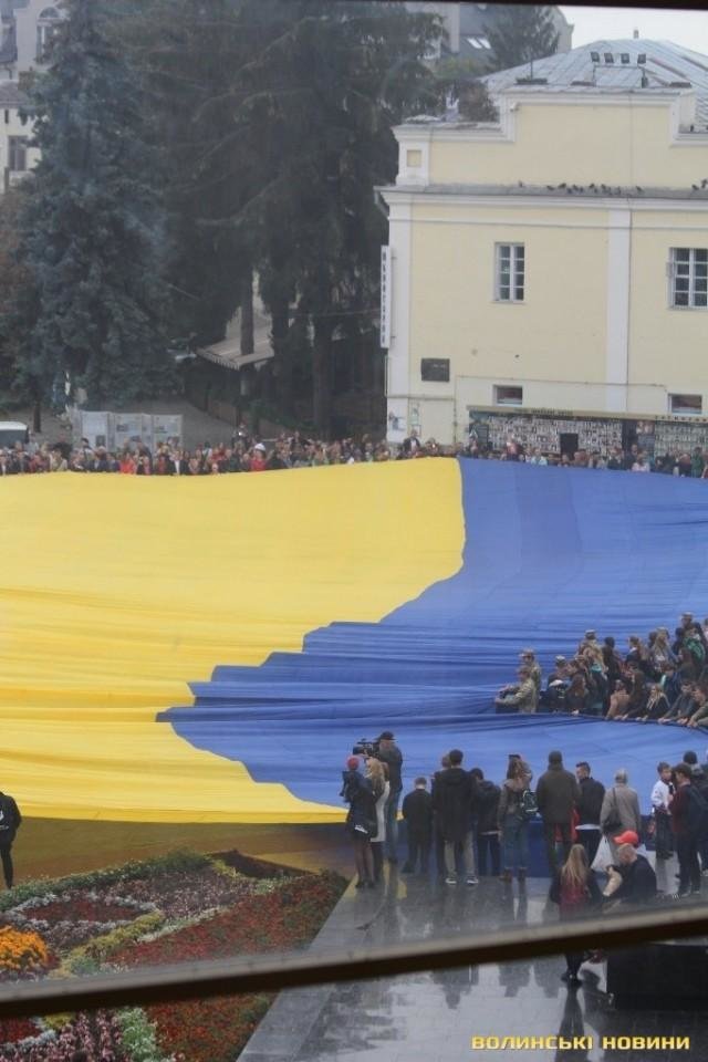 В Луцьку розгорнули найбільший у світі прапор , фото-2 В Луцьку розгорнули найбільший у світі прапор , фото-2