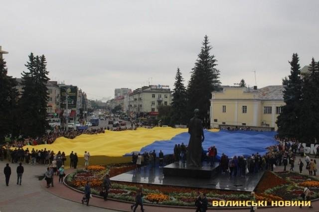В Луцьку розгорнули найбільший у світі прапор , фото-3 В Луцьку розгорнули найбільший у світі прапор , фото-3