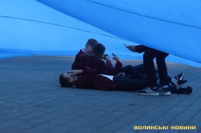 В Луцьку розгорнули найбільший у світі прапор , фото-4 В Луцьку розгорнули найбільший у світі прапор , фото-4