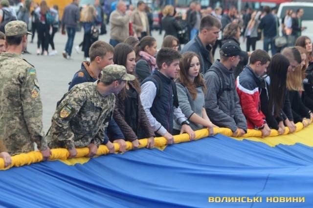 В Луцьку розгорнули найбільший у світі прапор , фото-6 В Луцьку розгорнули найбільший у світі прапор , фото-6