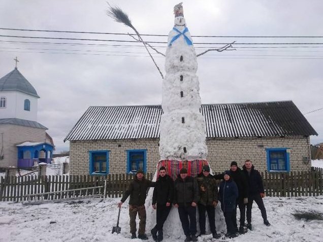 На Волині зліпили семиметрового сніговика