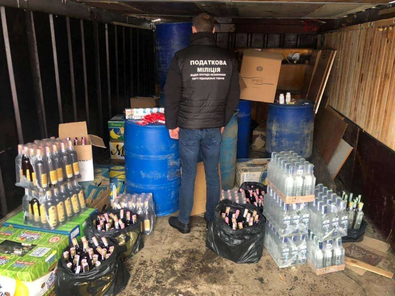 У Луцьку в гаражі зберігали фальсифікат, який постачали в магазини