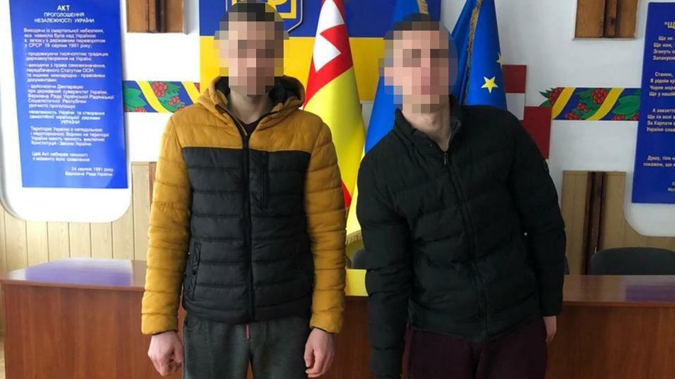 У Луцьку знайшли поцуплену скульптуру кликуна та двох крадіїв