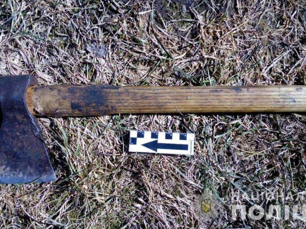 На Волині чоловік із сокирою напав на поліцейських та понищив службове авто