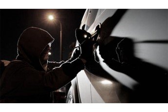 На Волині п'яний чоловік з двору багатоповерхівки викрав автомобіль