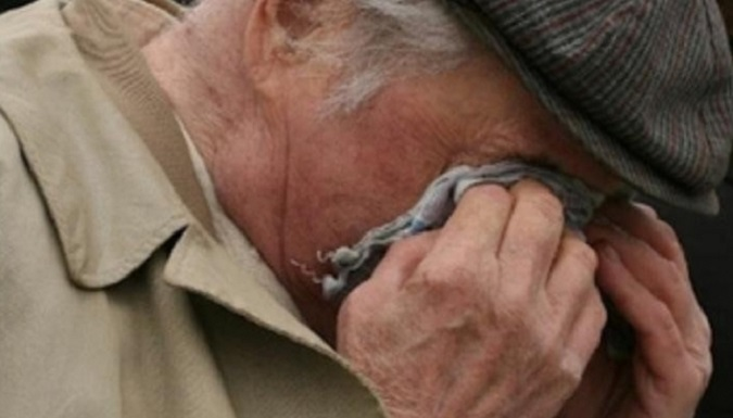 У Луцьку 73-річного дідуся пограбували на зупинці