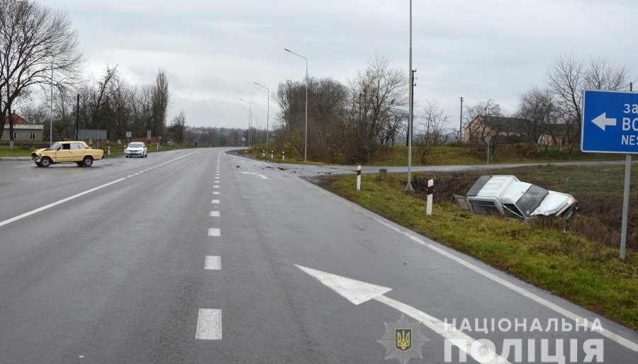Страшна ДТП: машина в кюветі, пасажири, водій у лікарні Страшна ДТП: машина в кюветі, пасажири, водій у лікарні