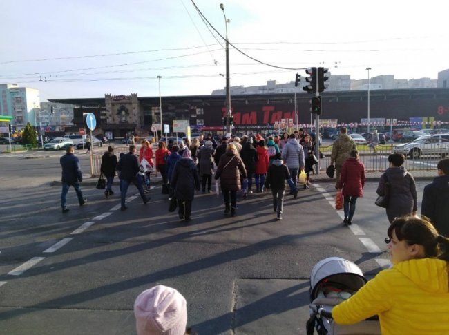 Стінка на стінку: лучани просять розширити пішохідний перехід (ФОТО) Стінка на стінку: лучани просять розширити пішохідний перехід (ФОТО)
