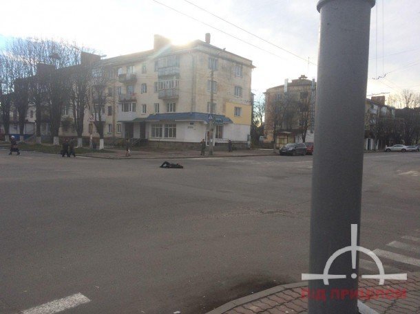У Луцьку жінка кидалася під колеса авто (ФОТО) У Луцьку жінка кидалася під колеса авто (ФОТО)