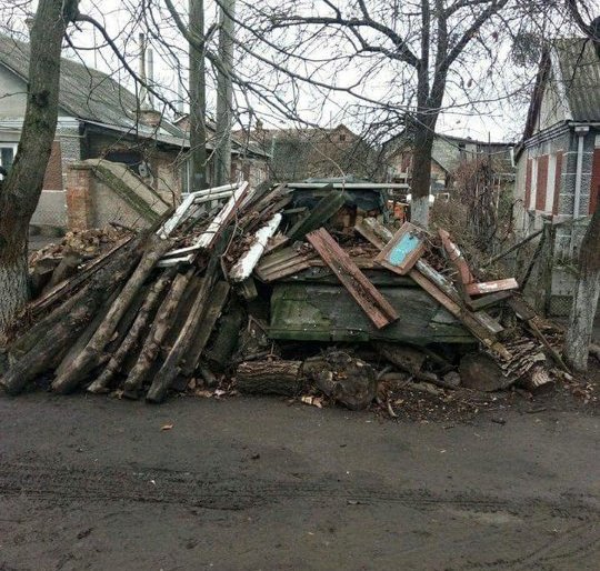 Самі собі: у Луцьку посеред вулиці створили сміттєзвалище Самі собі: у Луцьку посеред вулиці створили сміттєзвалище , Мирослава Бицька